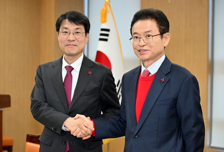 20일 경북 안동시 경북도청에서 열린 대구·경북 행정통합 추진협의 회의에서 이철우 경북도지사(오른쪽)와 김정기 대구시장 권한대행 행정부시장이 악수하고 있다. <경북도 제공>