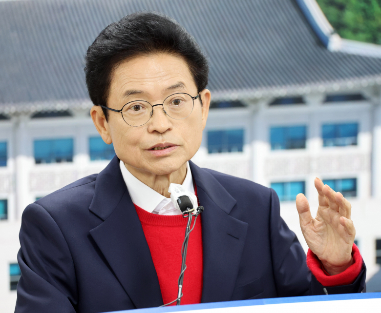 11일 이철우 경북도지사가 도청 브리핑룸에서 대구경북 행정통합과 관련해 국민의힘 지도부에 결단을 촉구했다.<경북도 제공>