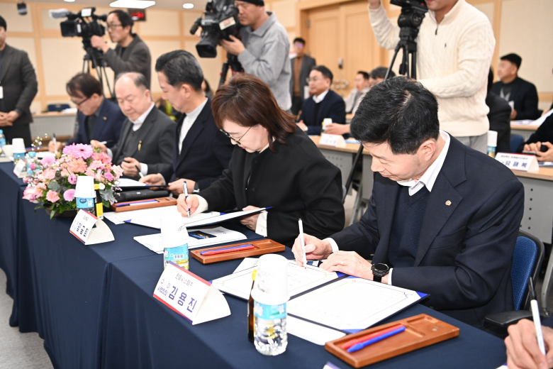 12일 구미시청에서 국방 반도체 자립화 및 생태계 조성을 위한 업무협약을 체결했다.<경북도 제공>