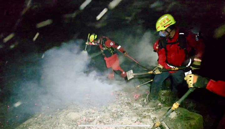 산림청 소속 공중진화대, 산불재난특수진화대원들이 야간 잔불 진화작업을 벌이고 있는 모습. 뉴시스