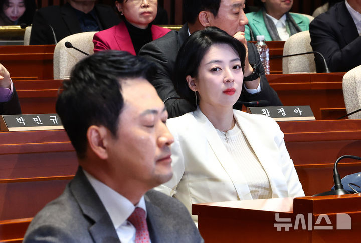 배현진 국민의힘 의원이 9일 여의도 국회에서 열린 의원총회서 장동혁 대표를 바라보고 있다. 뉴시스