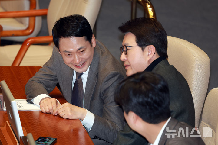 국민의힘 장동혁 대표와 신동욱, 우재준 최고위원이 12일 서울 여의도 국회에서 열린 제433회 국회(임시회) 제1차 본회의에서 대화하고 있다.뉴시스