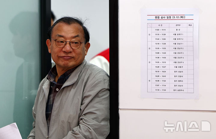 이정현 국민의힘 공천관리위원장이 12일 서울 여의도 중앙당사에서 브리핑하기 위해 이동하고 있다. 뉴시스