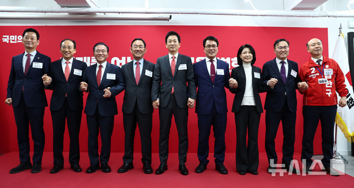 국민의힘 대구시장 예비후보들이 지난 10일 오전 서울 여의도 국민의힘 중앙당사에서 열린 지방선거 광역단체장 및 중앙당 관할 기초단체자 후보자 면접에서 기념촬영하고 있다.  뉴시스