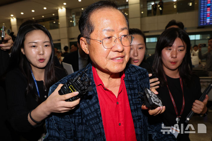 국민의힘 대선 후보 경선에서 탈락한 뒤 정계 은퇴를 선언하고 하와이에 체류했던 홍준표 전 대구시장이 17일 인천 중구 인천국제공항 제1터미널을 통해 귀국한 뒤 이동하고 있다. 뉴시스