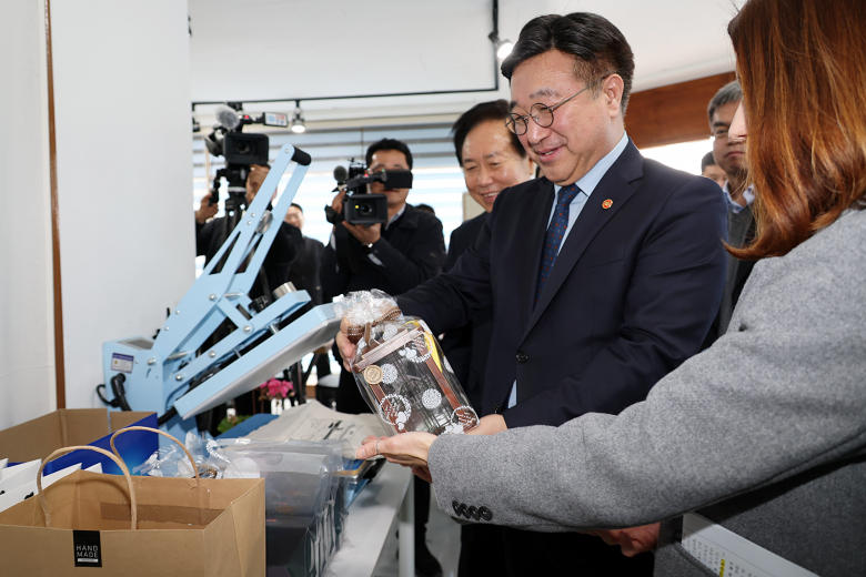 윤호중 행정안전부 장관이 16일 경북 안동시 소재 우수 마을기업 현장을 방문, 마을공방 운영 현장을 둘러보고 있다. <행정안전부 제공>