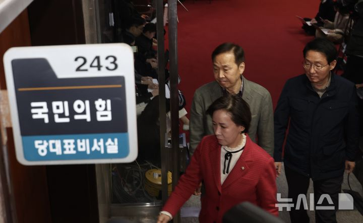 이인선, 김기웅, 김상훈 국민의힘 의원이 18일 서울 여의도 국회 당대표실에서 대구시장 경선 관련 장동혁 대표와 면담을 하기 위해 들어서고 있다. 뉴시스