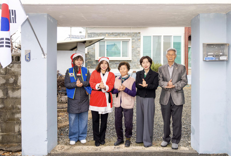 칠곡군 왜관읍에서 열린‘3월의 산타’물품 전달식에서 왼쪽부터 박은화 왜관가온로타리클럽 초대회장, 김선희 회장, 독립유공자 후손 장정희 씨, 윤영란 칠곡군청 사회복지과장, 장상규 광복회 경북도지부 칠곡·고령·성주연합지회장이 기념촬영을 하고 있다.