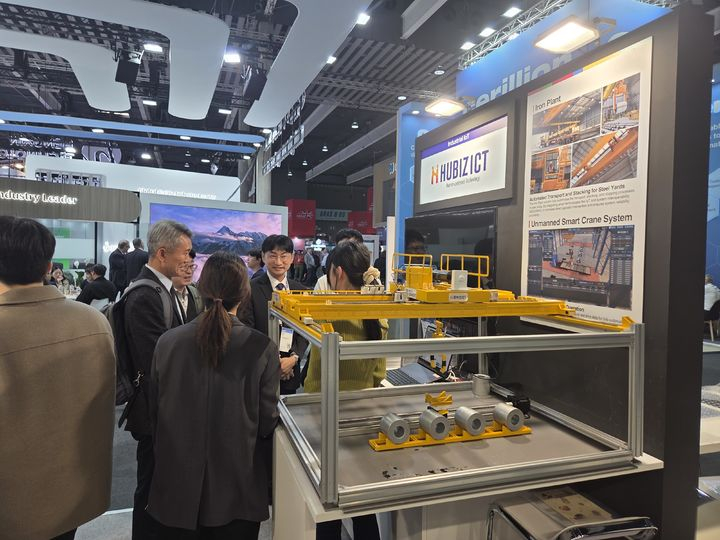 박시균 경북도 메타AI과학국장 등 대표단이 스페인 바르셀로나에서 열리고 있는 MWC2026 경북 전시관을 참관하고 있다. <경북도 제공>