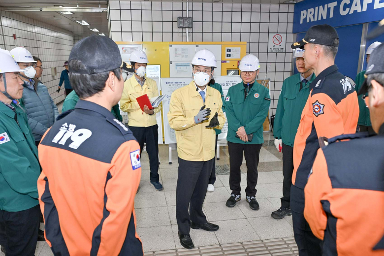김정기 대구광역시장 권한대행 행정부시장은 24일 전날(3.23. 11:56) 발생한 대구 도시철도 1호선 진천역 환기실 화재사고 현장을 긴급 방문해 사고 수습 상황을 점검하고, 재발 방지를 위한 고강도 대책 마련을 지시했다.박경철기자