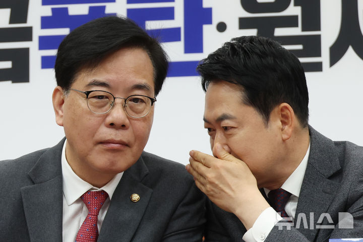 국민의힘 장동혁 대표와 송언석 원내대표가 26일 서울 여의도 국회에서 열린 최고위원회의에서 대화하고 있다. 뉴시스