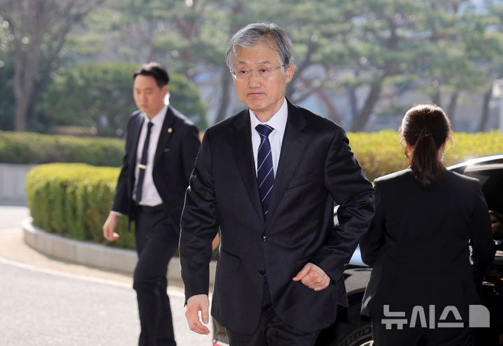 조희대 대법원장이 25일 오전 서울 서초구 대법원으로 출근하고 있다. 뉴시스