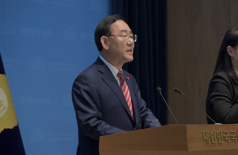 지방선거 국민의힘 대구시장 후보 경선 공천에서 컷오프된 주호영 의원이 26일 오후 서울 여의도 국회 소통관에서 국민의힘 공천관리위원회의 결정에 반발하는 기자회견을 하고 있다. 주 의원은 법원에 공천배제결정 효력정지 가처분 신청을 했다.