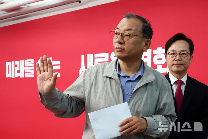 이정현 국민의힘 공천관리위원장이 31일 서울 여의도 당사에서 50만 이상 도시 경선결과를 발표한 뒤 발언대를 나서고 있다. 이 위원장은 이후 공관위원장직 사퇴 의사를 밝혔다. 뉴시스