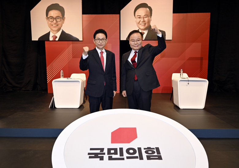 지난달 31일 오후 대구 수성구 TBC에서 열린 국민의힘 경북도지사 경선 1차 비전토론회에서 이철우 후보(왼쪽)와 김재원 후보가 토론에 앞서 포즈를 취하고 있다.뉴스1