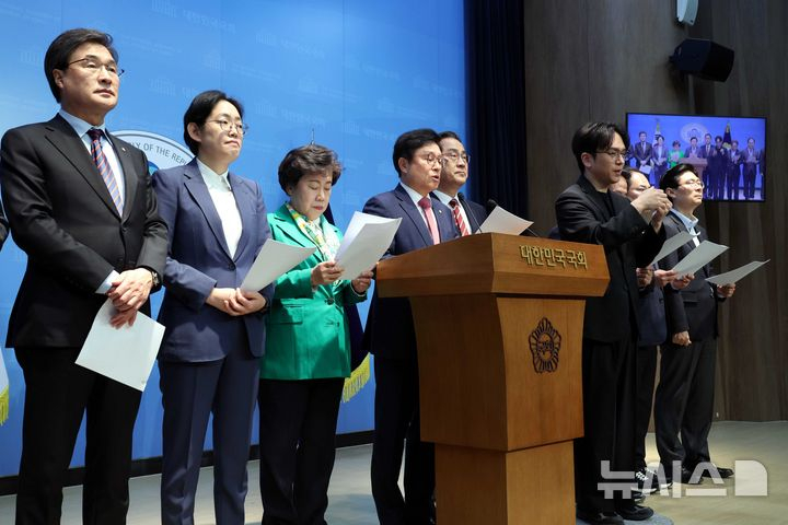 국회 예산결산특별위원회 박형수 국민의힘 간사와 의원들이 2일 오전 서울 여의도 국회 소통관에서 정부 추경안 관련 입장 발표를 하고 있다.뉴시스