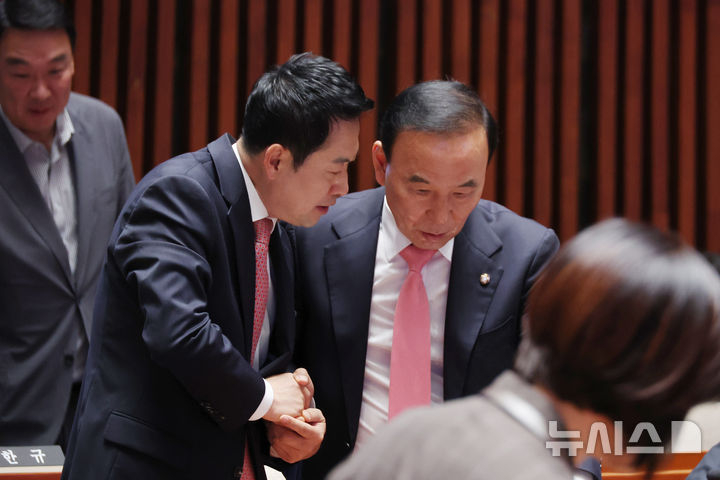 국민의힘이 1일 박덕흠 의원을 당 공천관리위원장에 임명한 것으로 알려졌다. 사진은 지난달 31일 서울 여의도 국회에서 열린 의원총회에서 대화하는 장 대표와 박 의원 모습. 뉴시스