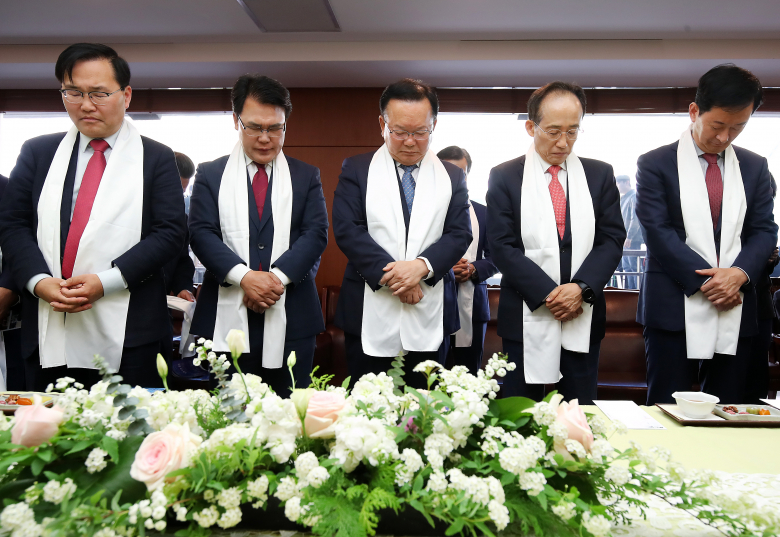 5일 오후 대구 수성구 대구스타디움에서 열린 '2026 대구 기독교 부활절 연합예배'에서 6·3 지방선거 더불어민주당 후보로 대구시장에 출마하는 김부겸 전 총리(가운데)와 홍석준·이재만·추경호·최은석 국민의힘 대구시장 예비후보가 기도하고 있다. 뉴스1