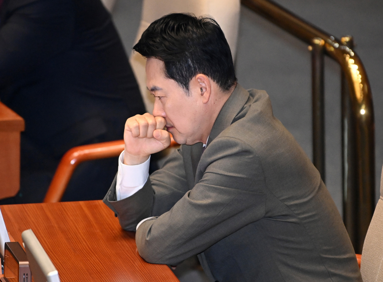 장동혁 국민의힘 대표가 지난 2일 서울 여의도 국회 본회의장에서 열린 이재명 대통령의 중동 사태 대응 등을 위한 추가경정예산안을 경청하고 있다. 뉴스1