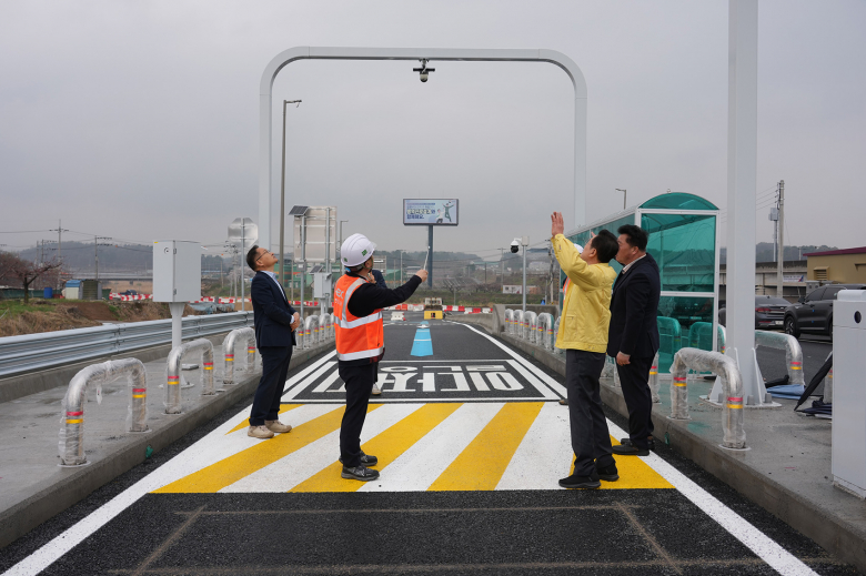 영천시 관계자들이 오는 30일 개통하는 서영천 하이패스IC 공사 현장 마무리 점검을 하고 있다.