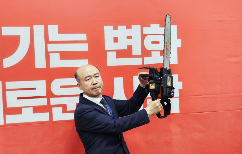 6·3 지방선거 대구시장 경선에서 컷오프(공천 배제)된 김한구 전 현대자동차 노동조합 대의원이 7일 국민의힘 대구시당에서 기자회견을 열어 무소속 출마 의지를 밝힌 뒤 국민의힘 쇄신을 촉구하는 퍼포먼스를 하고 있다. 뉴스1