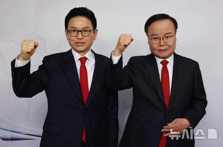 지난 2일 대구 매일신문사 스튜디오에서 열린 '제9회 전국동시지방선거 국민의힘 경북도지사 경선비전 토론회'에서 이철우 후보와 김재원 후보가 토론회 시작에 앞서 기념촬영을 하고 있다. 뉴시스