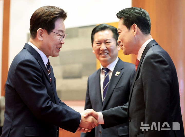 이재명 대통령이 7일 청와대에서 열린 여야정 민생경제협의체 회담 및 오찬에서 장동혁 국민의힘 대표와 악수하고 있다. 뉴시스