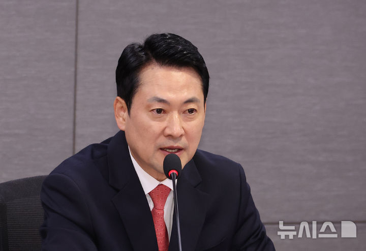 장동혁 국민의힘 대표가 9일 오전 서울 여의도 국회 의원회관에서 열린 'SNS 중독, 플랫폼의 자유인가, 방임인가 : 청소년 보호책임 강화를 위한 긴급 간담회'에서 발언을 하고 있다. 뉴시스