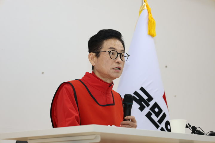6·3 지방선거 국민의힘 경북도지사 경선 후보인 이철우 지사가 9일 오후 국민의힘 경북도당에서 기자회견을 하고 있다. 이 자리에서 이 지사는 김재원 최고위원의 경선 후보 자격 박탈을 중앙당에 강력 촉구했다. 뉴시스