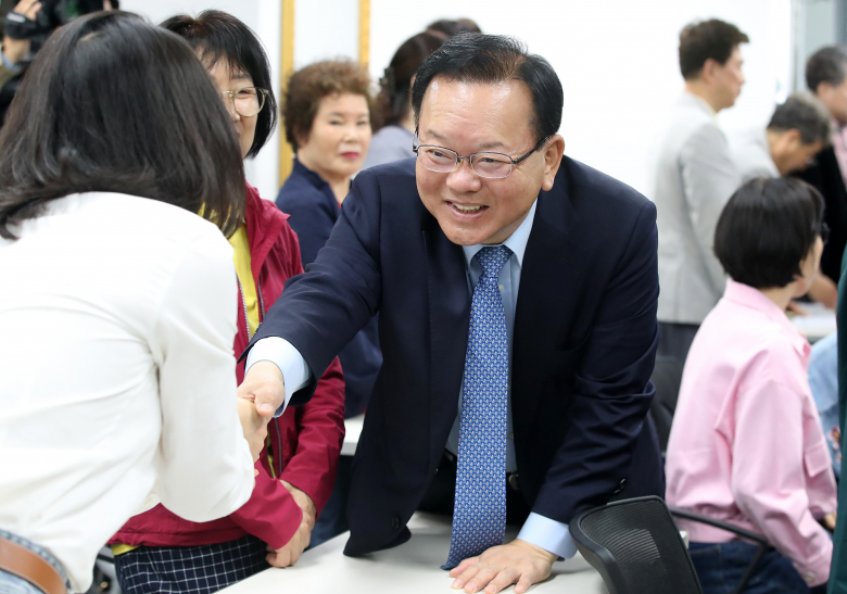 김부겸 더불어민주당 대구시장 예비후보가 13일 오전 대구 남구 대구상인회관에서 열린 전통시장 상인연합회 간담회를 찾아 상인과 인사 나누고 있다. 뉴스1