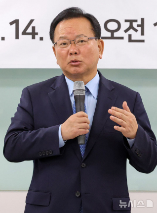 김부겸 더불어민주당 대구시장 예비후보가 14일 대구 남구 대구시상인연합회에서 열린 정책간담회에서 인사말을 하고 있다. 뉴시스