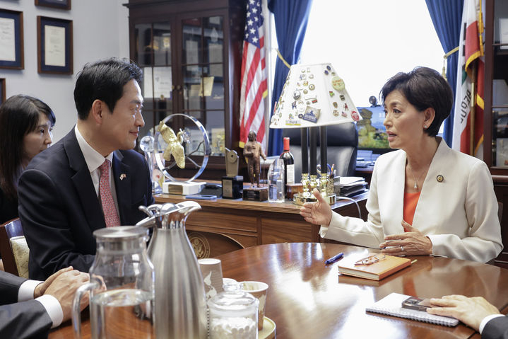 방미중인 장동혁 국민의힘 대표가 14일(현지시간) 미국 워싱턴 D.C. 영 김(Young Kim) 연방 하원의원 동아태소위 위원장 집무실에서 영 김 위원장을 면담하고 있다.  뉴시스