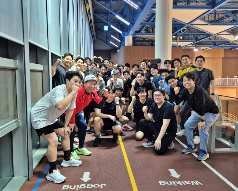 ‘달리기로 건강 UP’ 특강을 마친 직원들이 활기찬 모습으로 기념 촬영을 하고 있다. <포스코 제공>