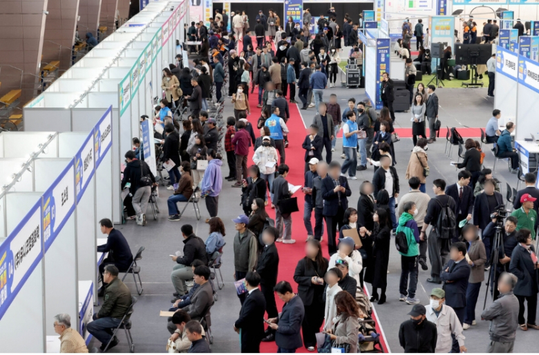 지난해 10월 만인당에서 열린 '2025 포항일자리박람회’ <포항시 제공>