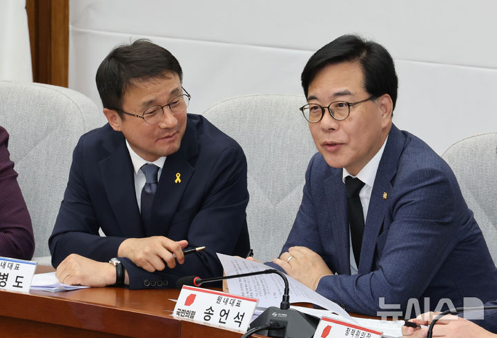 한병도 더불어민주당 원내대표와 송언석 국민의힘 원내대표가 16일 오전 서울 여의도 국회에서 열린 '중동 상황 대응·극복을 위한 더불어민주당·국민의힘 원내대표 긴급 점검 회의'에서 대화를 하고 있다. 뉴시스