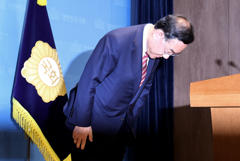 6·3 지방선거 국민의힘 대구시장 경선에서 컷오프(공천 배제)된 주호영 의원이 23일 서울 여의도 국회 소통관에서 불출마 기자회견을 마치고 인사하고 있다. 뉴스1