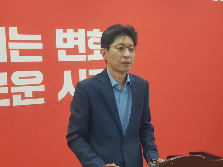 국민의힘 대구 중구청장 후보로 단수 추천됐다 번복된 정장수 전 대구시 경제부시장이 27일 오전 국민의힘 대구시당에서 경선에 불참하겠다는 내용의 기자회견을 열고 있다. 뉴시스