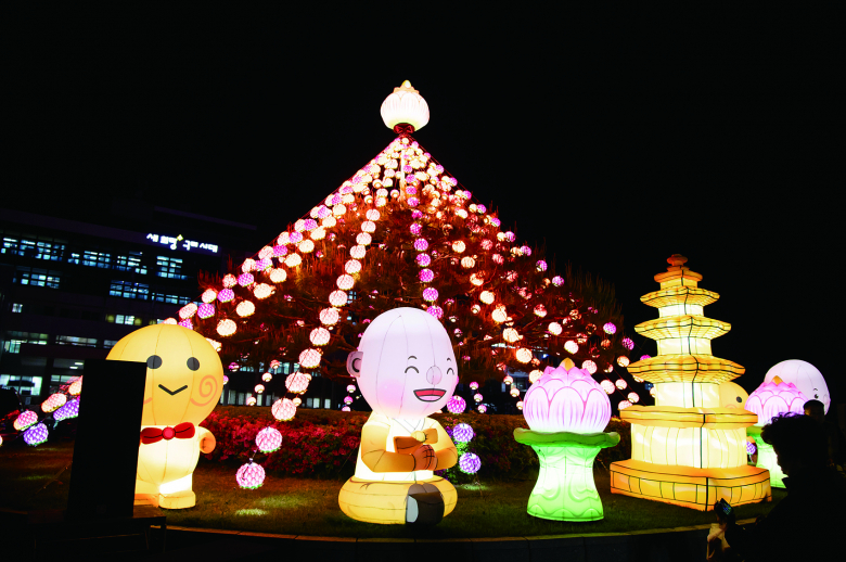 구미시는 28일 시청 원형화단에서 구미시청불자회 주관으로 불기 2570년 부처님오신날 시청 봉축연등 점등식을 개최했다. 이번 행사는 ‘마음은 평안으로, 세상은 화합으로’라는 봉축원 아래 마련됐다. 구미시불교사암연합회장 월담스님을 비롯한 각 사암 스님, 신행단체와 신도회, 구미시청 직원 등 300여 명이 참석해 발원의 뜻을 모았다. 특히 불교계 원로인 법등 큰스님이 참석해 상축 축원 말씀을 전하며 부처님의 뜻을 설하시며 봉축연등 점등식의 의미를 더했다. 한편 시청 연등은 매일 일몰 시부터 밤 10시까지 점등되며, 내달 말까지 시청 일대를 밝힐 예정이다.김학전기자