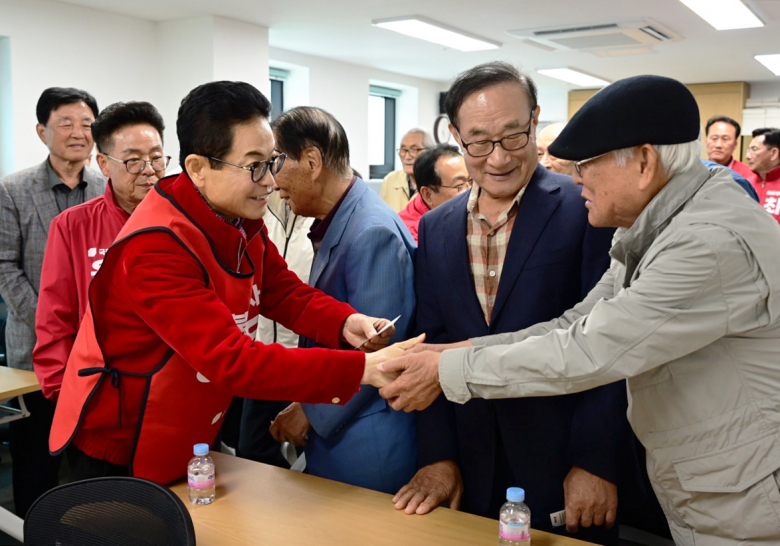 이철우 경북도지사 후보가 28일 대한노인회 울릉군지회를 방문해 인사하고 있다. <이철우 제공>