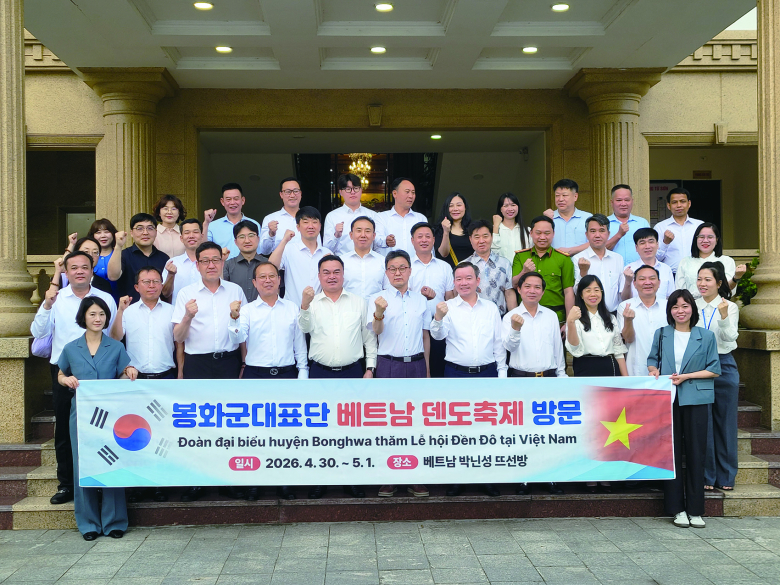 봉화군은 지난달 30일 베트남 박닌성 뜨선방에서 열린 ‘2026년 덴도축제’ 개막식에 참석해 리 왕조의 역사와 전통을 함께 기리고, 박닌성·뜨선방과의 우호협력 관계를 다시 한번 확인했다. 이날 개막식에는 박시홍 봉화군 부군수를 비롯한 봉화군 우호대표단이 참석하여 축제 개막을 축하하고 양 지역 간 오랜 역사적 인연을 되새기는 뜻깊은 시간을 가졌다.김규화기자