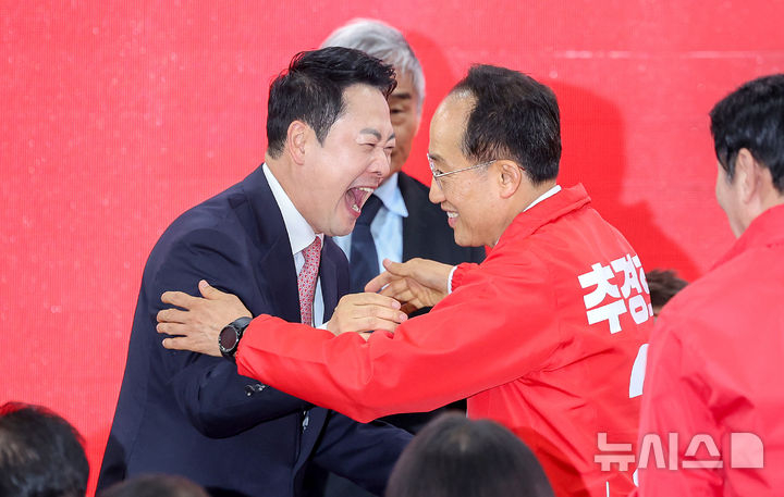 장동혁 국민의힘 대표와 추경호 대구시장 예비후보가 3일 대구 수성구 선거사무소 개소식에서 포옹하고 있다. 뉴시스