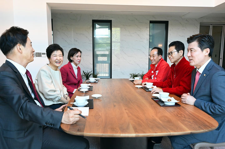 추경호 국민의힘 대구시장 예비후보와 이철우 도지사 예비후보가 4일 달성군 유가읍 박근혜 전 대통령 사저에서 박 전 대통령을 예방하고 있다. 뉴시스