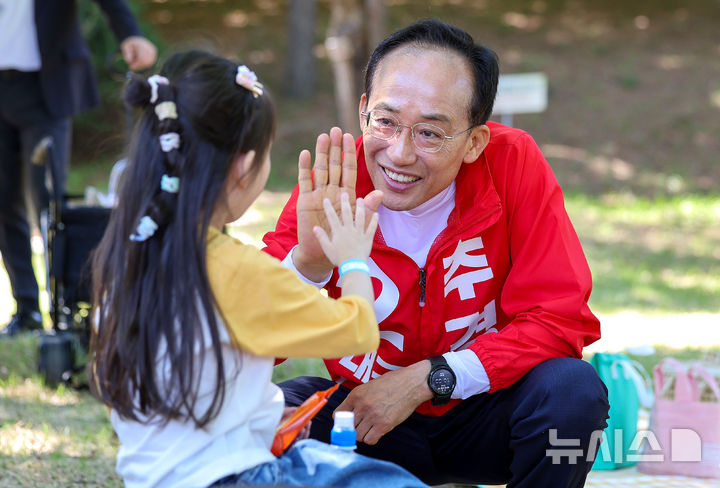 추경호 국민의힘 대구시장 예비후보가 어린이날인 5일 대구 수성구 대구어린이세상을 찾아 어린이와 하이파이브를 하고 있다. 뉴시스