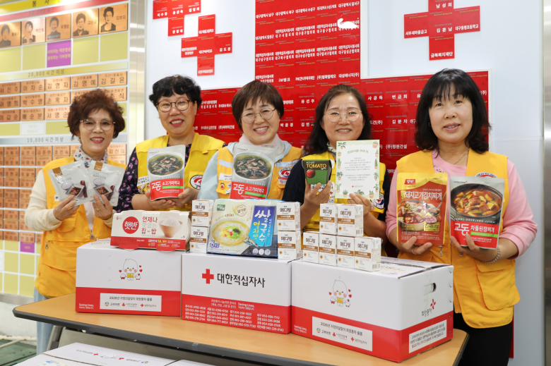 대한적십자사 대구지사는 가정의 달 5월을 맞아, 오는 7일까지 적십자 희망풍차 결연세대 930가구에 간편식 세트 7종과 반려식물 1세트를 지원한다. <대한적십자사 대구지사 제공>