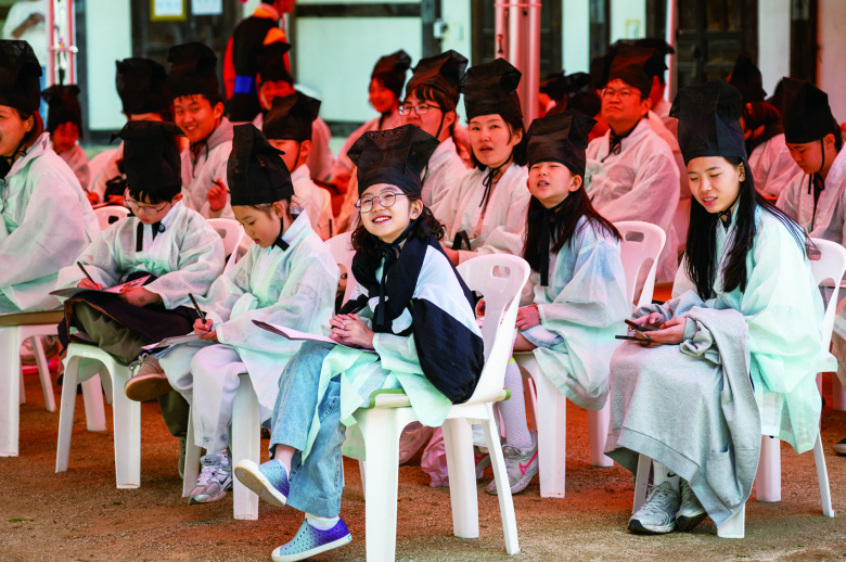 영주시 대표 축제인 ‘2026영주 한국선비문화축제’가 5일 폐막식을 끝으로 지난 2일부터 나흘간 이어진 일정을 성황리에 마무리했다. ‘선비, 세대를 잇다 미래를 열다’를 주제로 열린 이번 축제는 순흥면 소수서원을 비롯해 선비촌, 선비세상, 선비문화수련원 등 일원에서 펼쳐졌다. 전통문화와 현대적 감각을 접목한 공연·전시·체험 프로그램이 다채롭게 운영되며 시민과 방문객들에게 선비문화의 깊이와 매력을 전했다. 올해는 기존 문정둔치와 순흥면에서 분산 운영되던 축제 공간을 순흥면 일원으로 통합해 운영한 점이 가장 큰 특징이다. 유네스코 세계유산 소수서원을 중심으로 선비촌, 선비세상, 선비문화수련원 등 지역의 역사·문화 자원을 연결해 축제의 정체성과 몰입도를 한층 높였다.금인욱기자