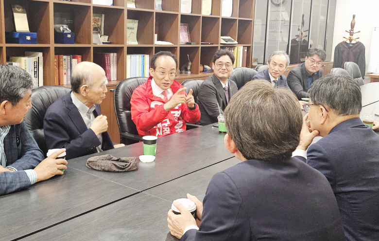 추경호 국민의힘 대구시장 예비후보가 11일 오후 대구 수성구 대구지방변호사회를 찾아 법조인들과 간담회를 하고 있다. 뉴스1