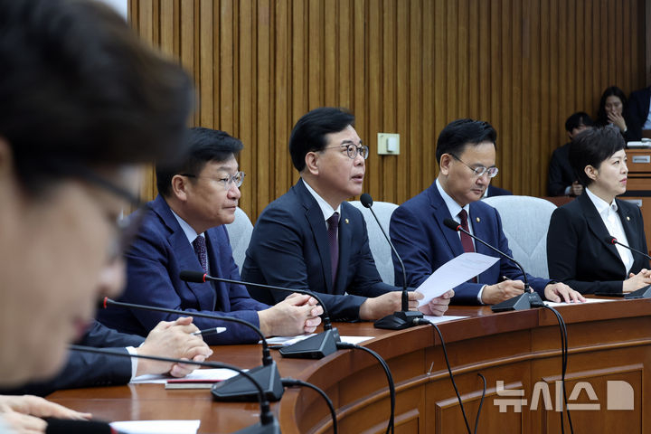 송언석 국민의힘 원내대표가 12일 서울 여의도 국회에서 열린 원내대책회의에서 발언하고 있다. 뉴시스