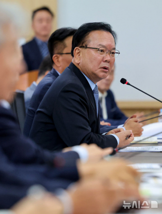 김부겸 더불어민주당 대구시장 예비후보가 12일 대구 달성군 다사읍 대구경북기계협동조합에서 열린 대구경북 기계산업 활성화를 위한 초청간담회에서 발언하고 있다. 뉴시스