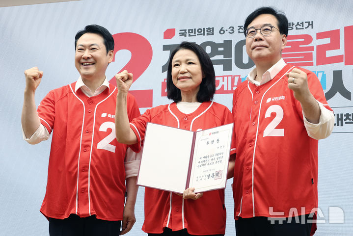 장동혁 국민의힘 대표와 송언석 원내대표가 13일 오전 서울 여의도 중앙당사에서 열린 국민무시 심판 공소취소 저지 국민선거대책위원회 출범식에서 이진숙 6·3 대구 달성군 국회의원 보궐선거 후보와 기념촬영을 하고 있다. 뉴시스