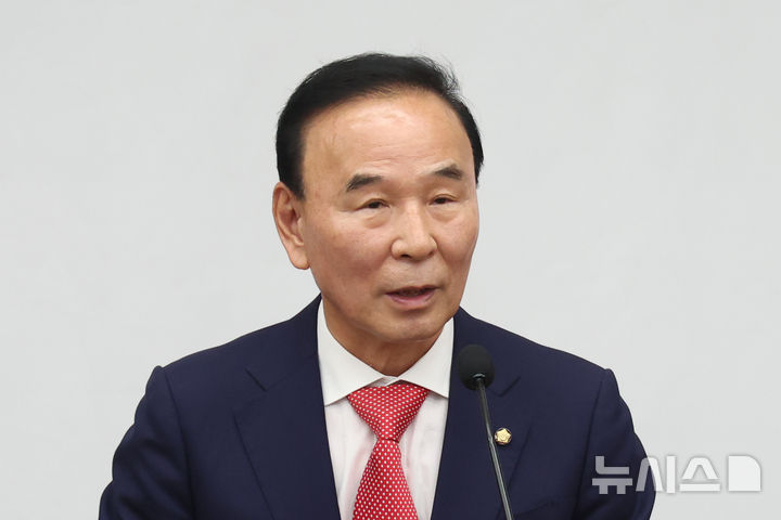 박덕흠 신임 국회부의장이 13일 서울 여의도 국회에서 열린 제22대 국회 후반기 국민의힘 국회부의장 선출 의원총회에서 당선 후 인사말을 하고 있다. 뉴시스